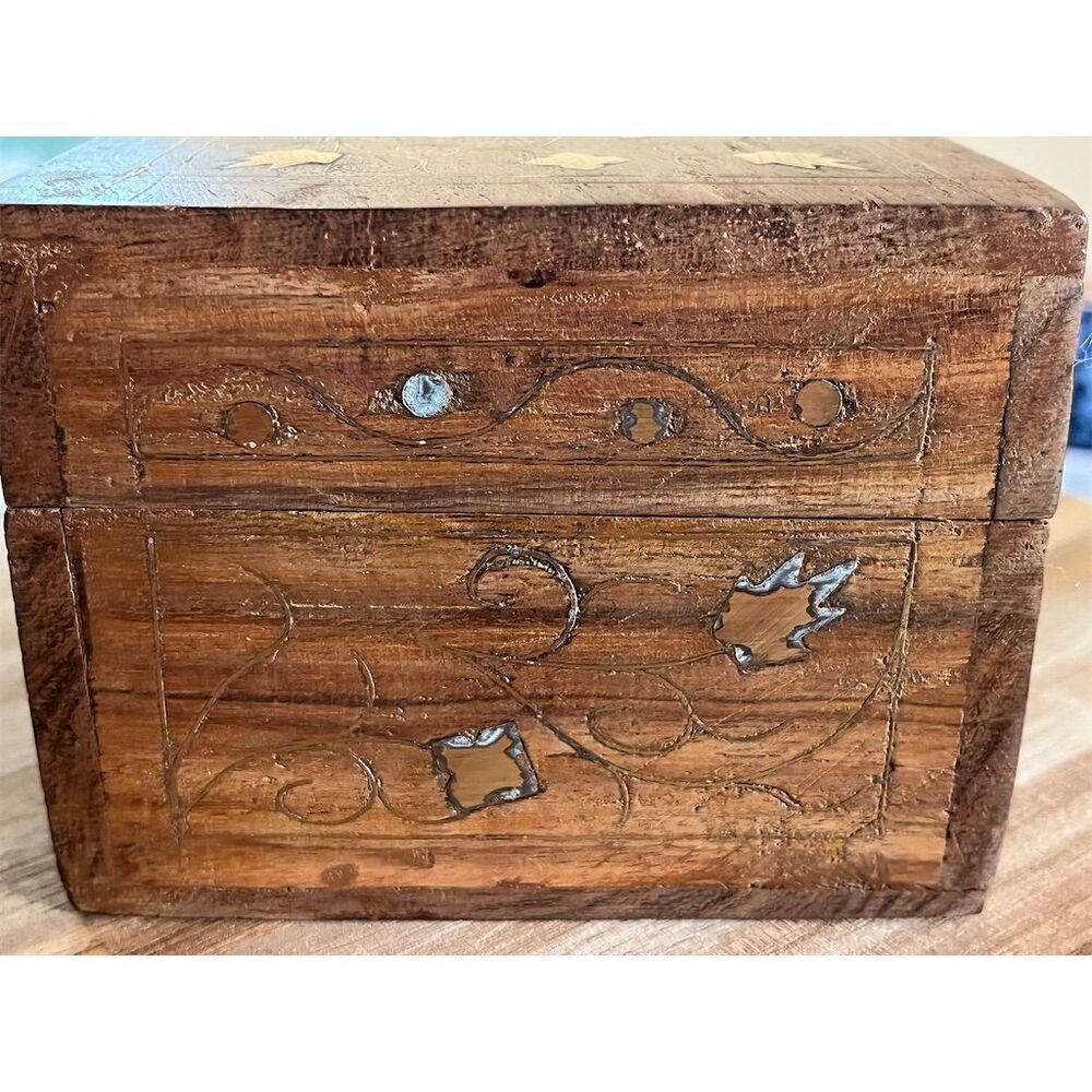 Vintage Hand-Carved Wooden Trinket Box with Brass Inlay Brown​​